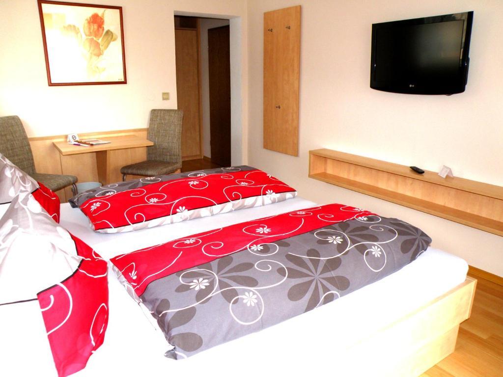 Hotel Zum Schwarzen Baeren Vohenstrauss Habitación foto