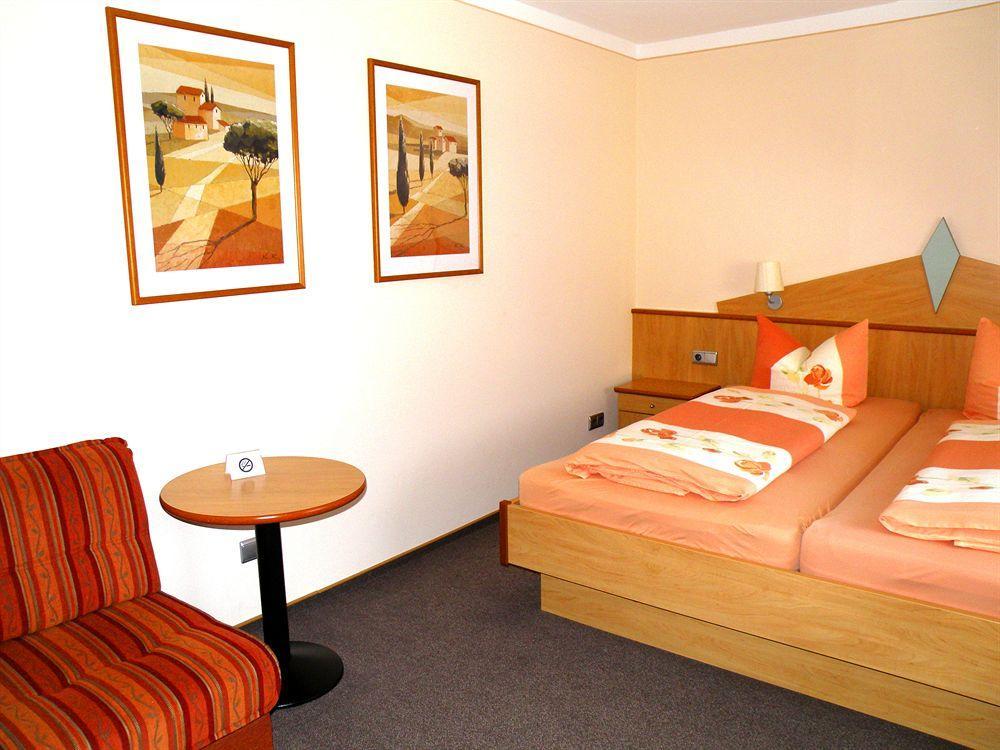 Hotel Zum Schwarzen Baeren Vohenstrauss Exterior foto