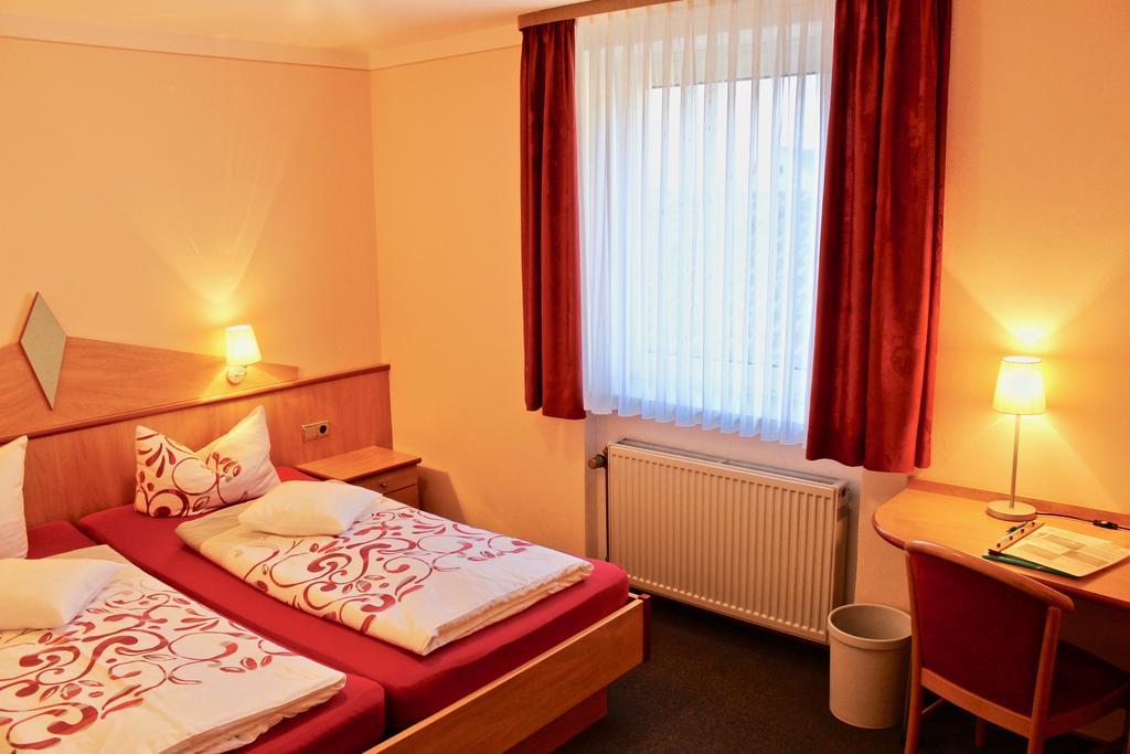Hotel Zum Schwarzen Baeren Vohenstrauss Exterior foto